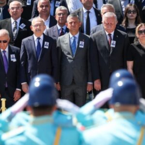 bahceli ozel ve kilicdaroglu yan yana eski saglik bakani sivgin icin tbmmde toren OU9wrw8Z