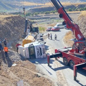 hafriyat yuklu kamyon devrildi 1 yarali NxGOHaA4