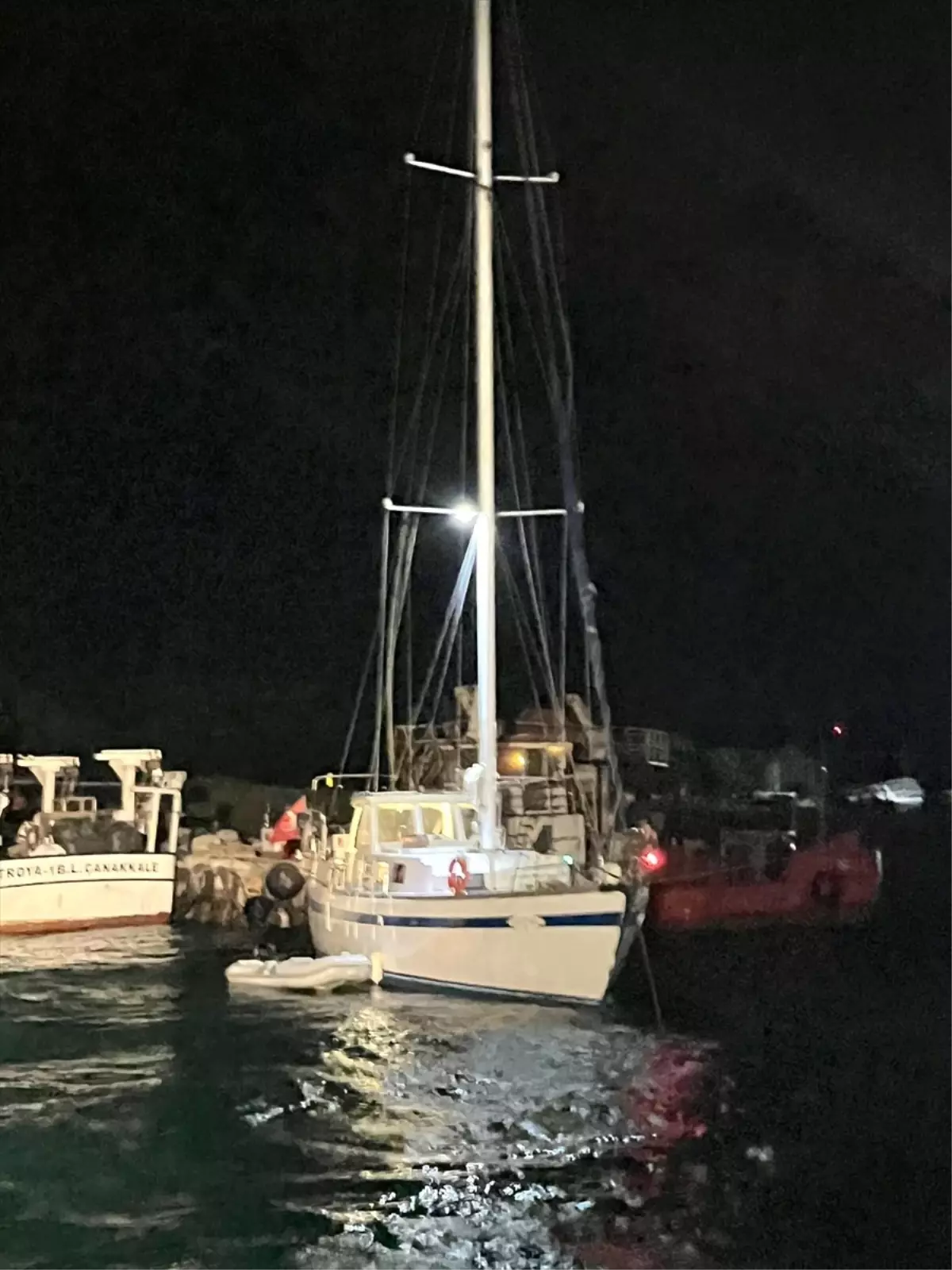 canakkalede suruklenen tekne kurtarildi pCkuDbyj