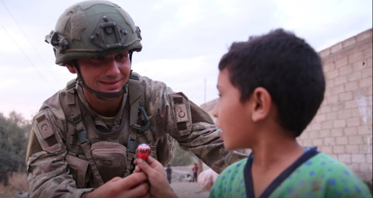 koylu cocuklara su veren askerlere sorusturma acildi r1bWPmEK