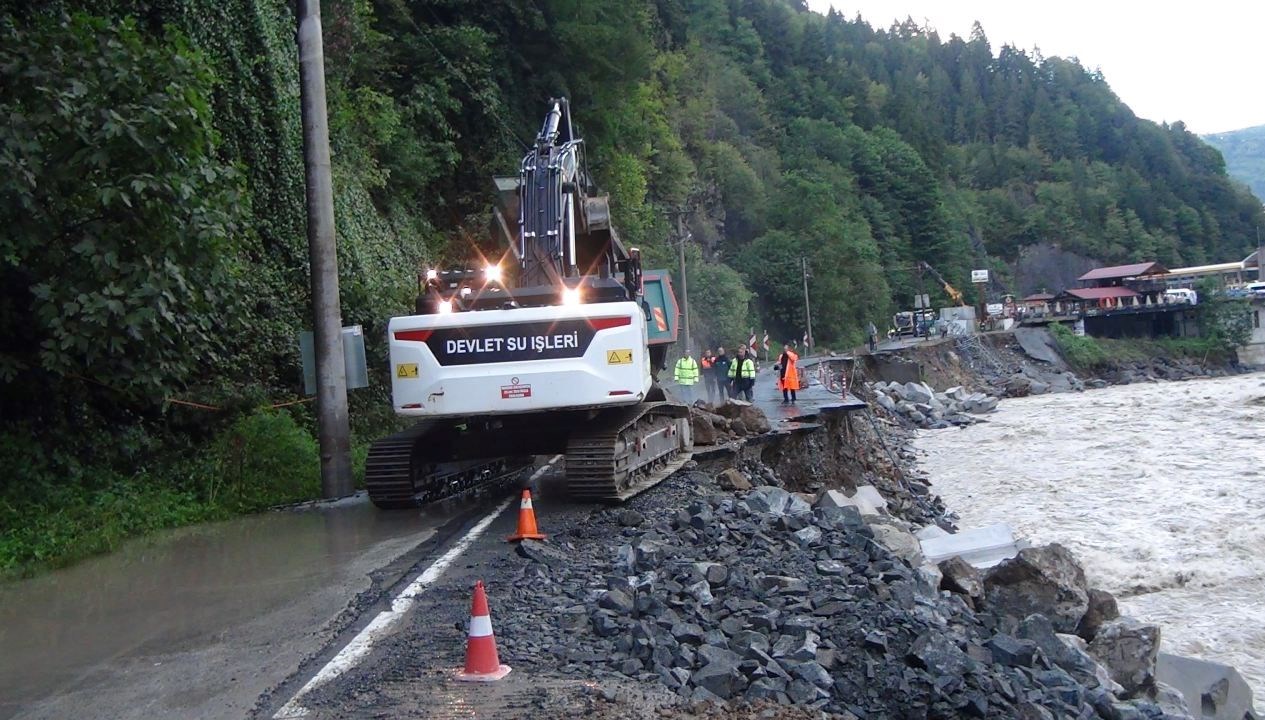 rizede hastalar coken yoldan iple tahliye edildi O9KLW8Qe