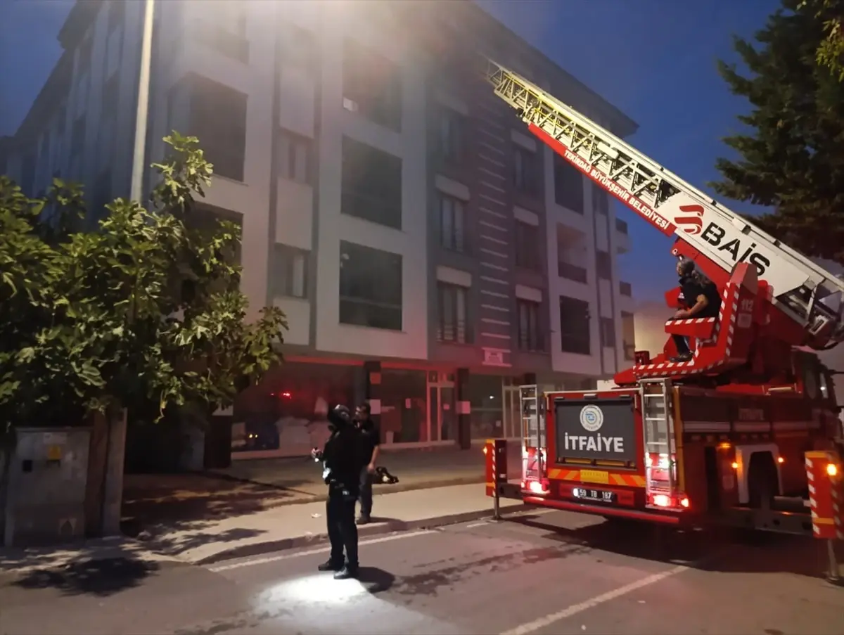 cerkezkoyde otopark yangini iki arac kuller haline geldi tLuSwQXJ.jpg