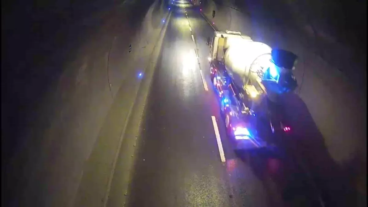 cumhurbaskani erdoganin rizede konvoyunun gececegi tunelde trafik polisleri olasi kazayi onledi weU9lcZb.jpg