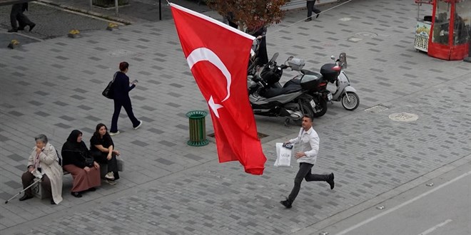 cumhuriyetin 102 yilina ozel sosyal deney bayrak sevgisi kalpleri isitti 2iYengRs.jpg