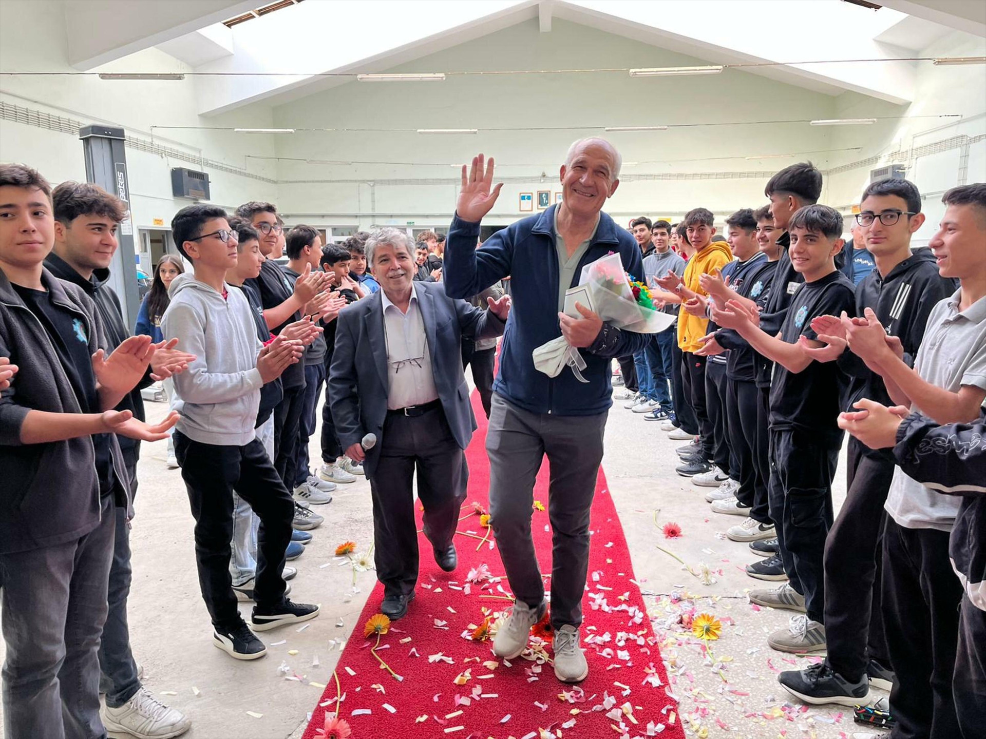 kirmizi haliyla emeklilige ugurlandi D2DhEi5P.jpg