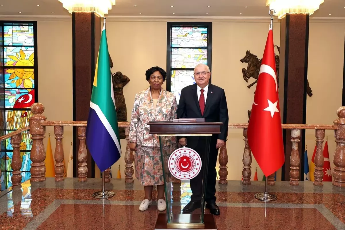 milli savunma bakani yasar guler guney afrikali mevkidasi ile bir araya geldi TPwJwwNV.jpg