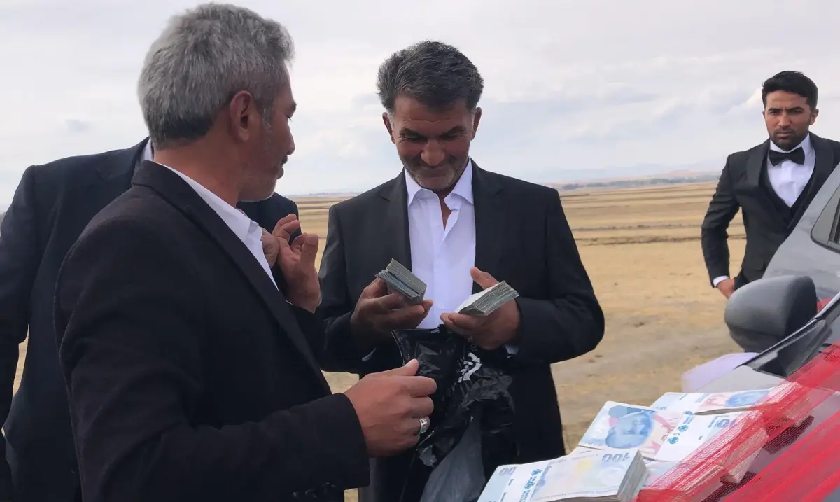 muhtar dugun konvoyunu kesti 60 bin lira bagis topladi UyLkF9m8.jpg