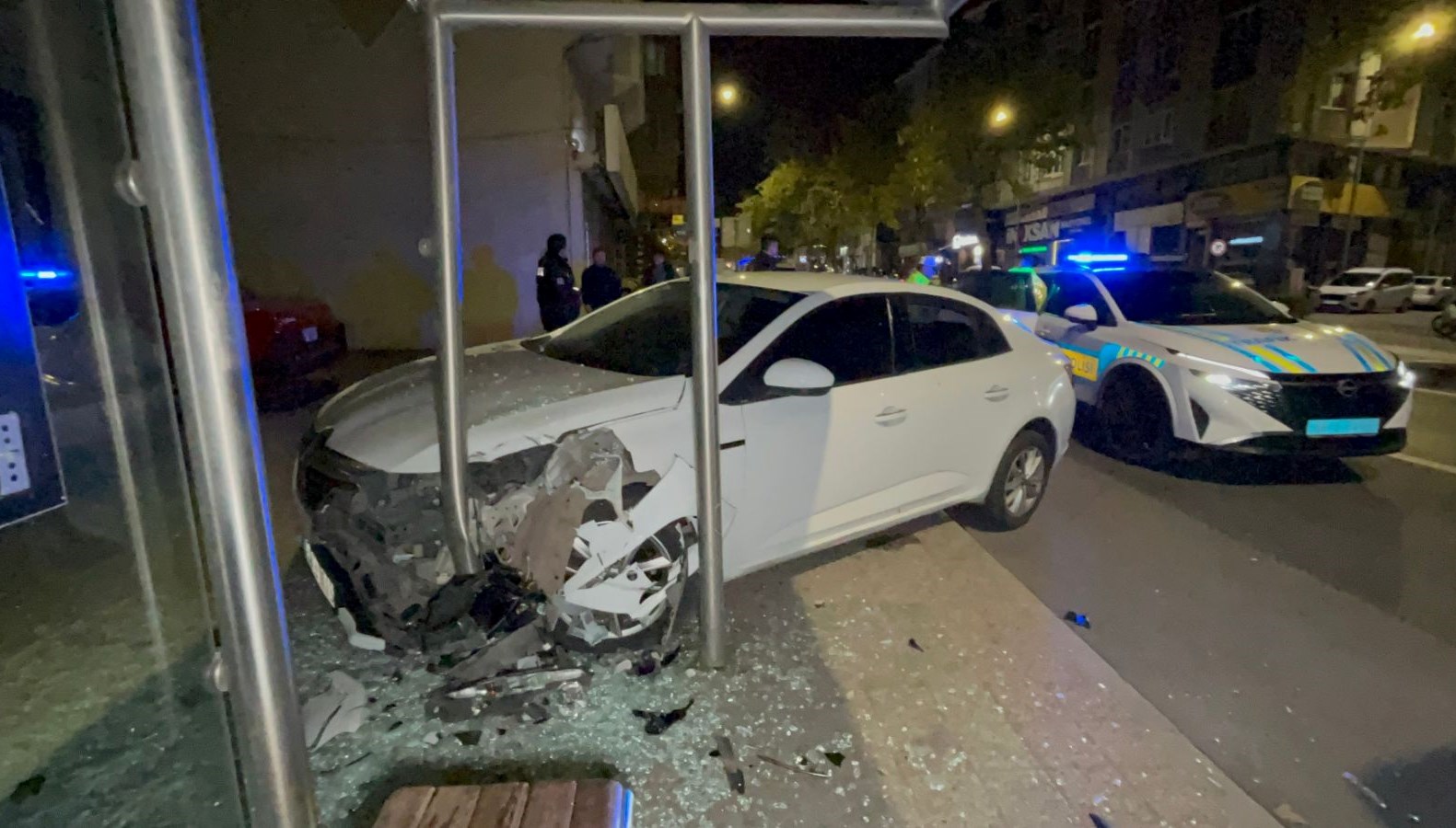 polisten kacan alkollu surucu duraga daldi SprWxjJk.jpg