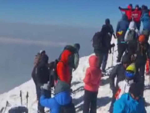 Siddetli ruzgara meydan okuyup dagin zirvesine ulastilar brE3RgBZ