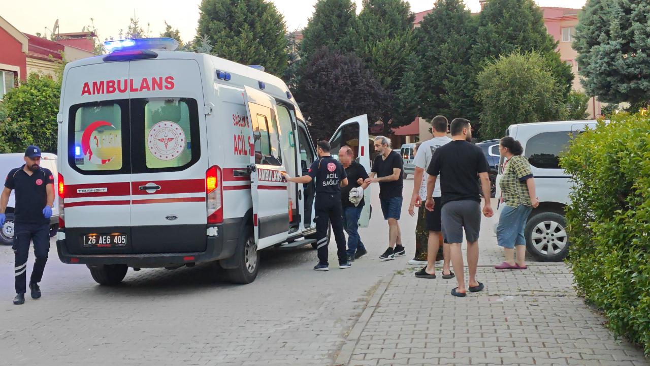 Tartistigi babasini bicakla yaraladi RpUaaLHj